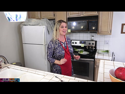 ❤️ Stiefmoeder melkt hem in de keuken voor zijn date Fuck video at porn nl.porno-filmy.ru ﹏