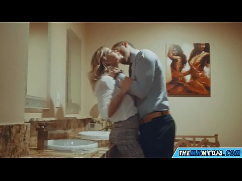 ❤️ Wanneer een rondborstige blondine je verleidt in een openbaar toilet Fuck video at porn nl.porno-filmy.ru ﹏